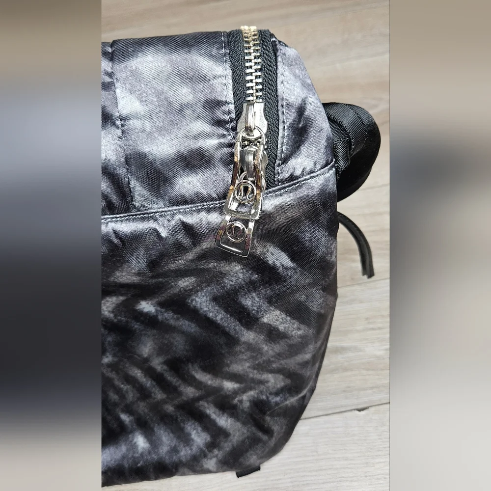 *RARE* LULULEMON Messenger Bag OFFERS WELCOME! - Picture 7 of 7